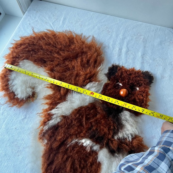 Large Vintage Latch Hook Brown and White Squirrel - Picture 9 of 9
